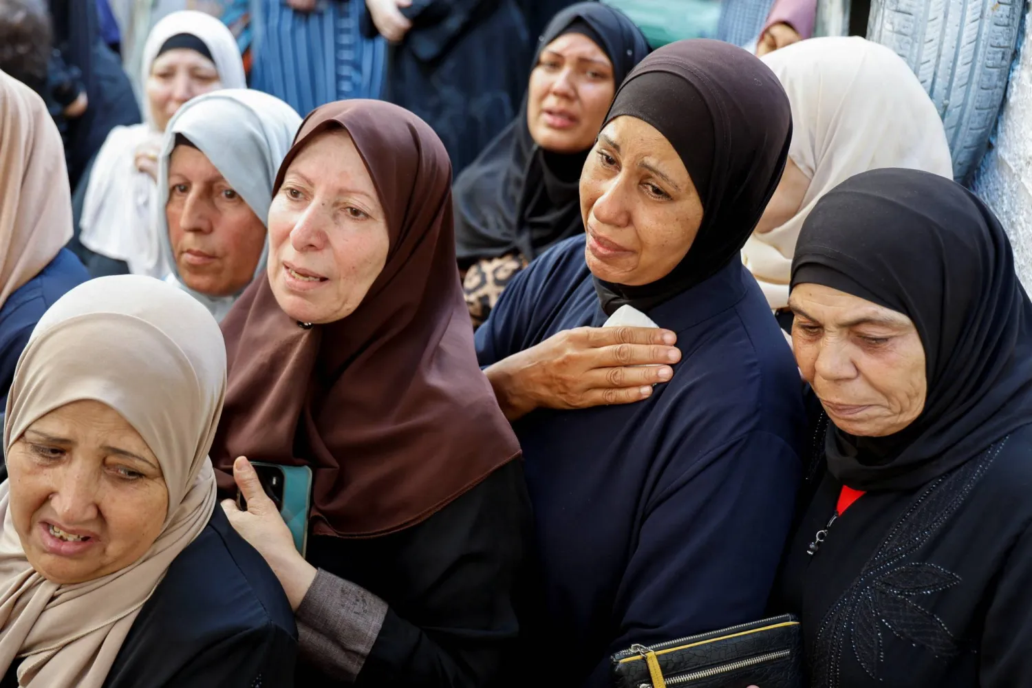 أقارب الفلسطينيين اللذين قُتلا برصاص الجيش الإسرائيلي في طولكرم خلال تشييع جثمانيهما (رويترز)