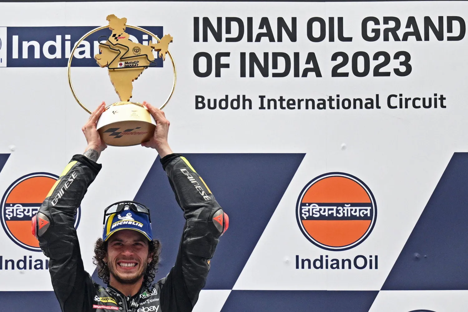 ماركو بيتزيتشي خلال التتويج باللقب (أ.ف.ب)