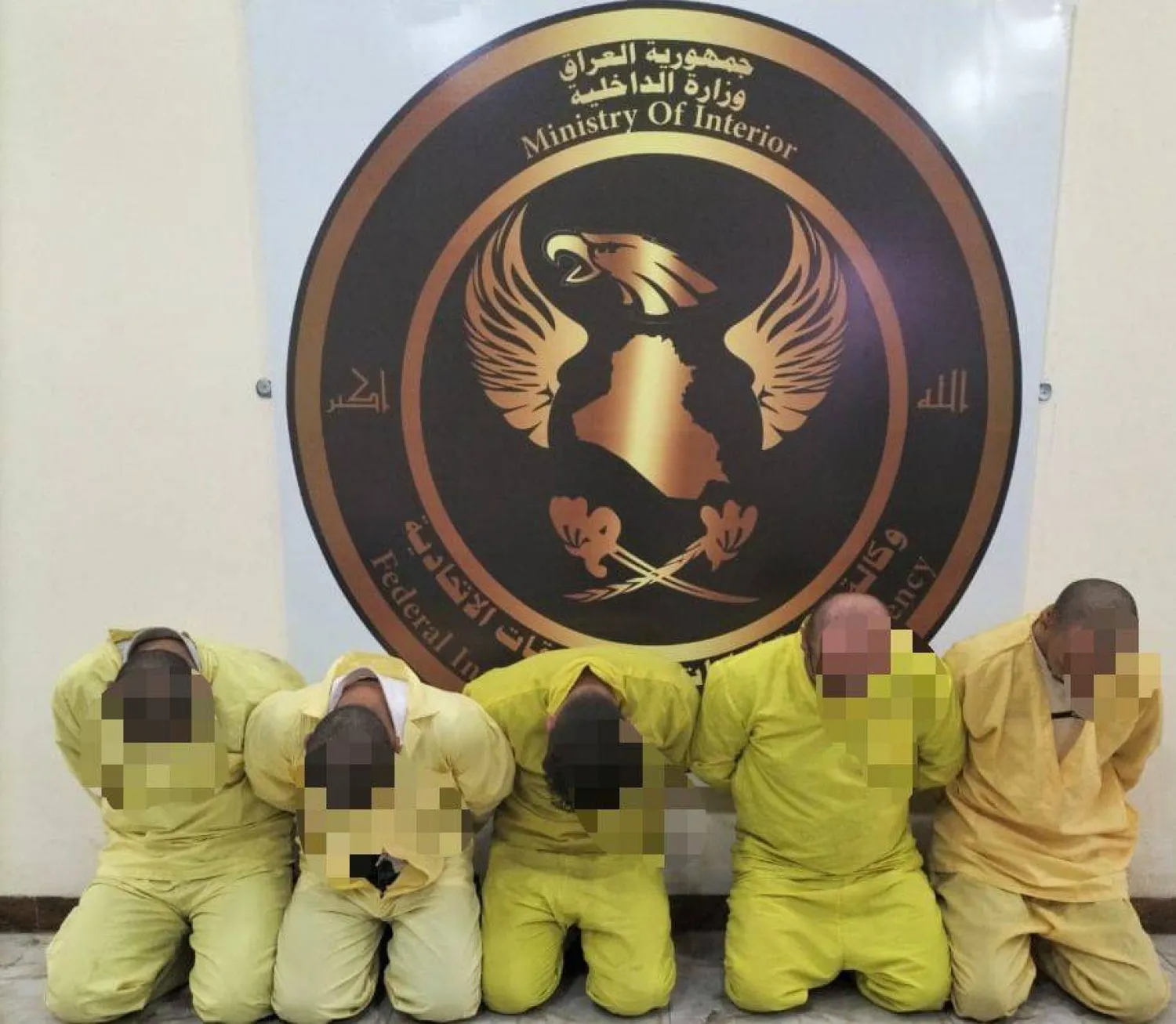 صورة نشرتها «خلية الإعلام الأمني» في الجيش العراقي من اعتقال خمسة من أعضاء «داعش» في نينوى اليوم