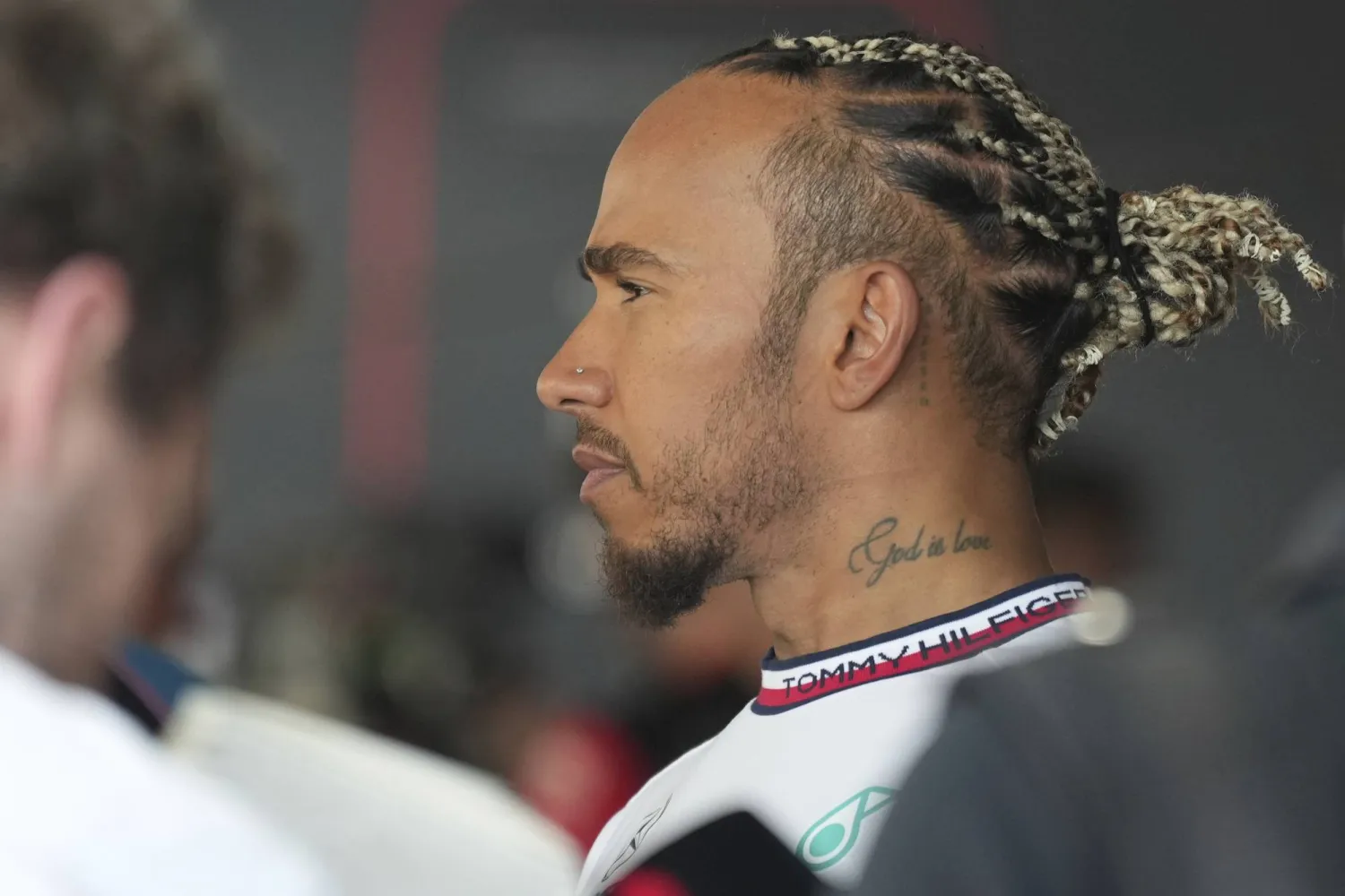 بطل العالم 7 مرات والذي لم يفز بأي سباق منذ عام 2021 (أ.ب)