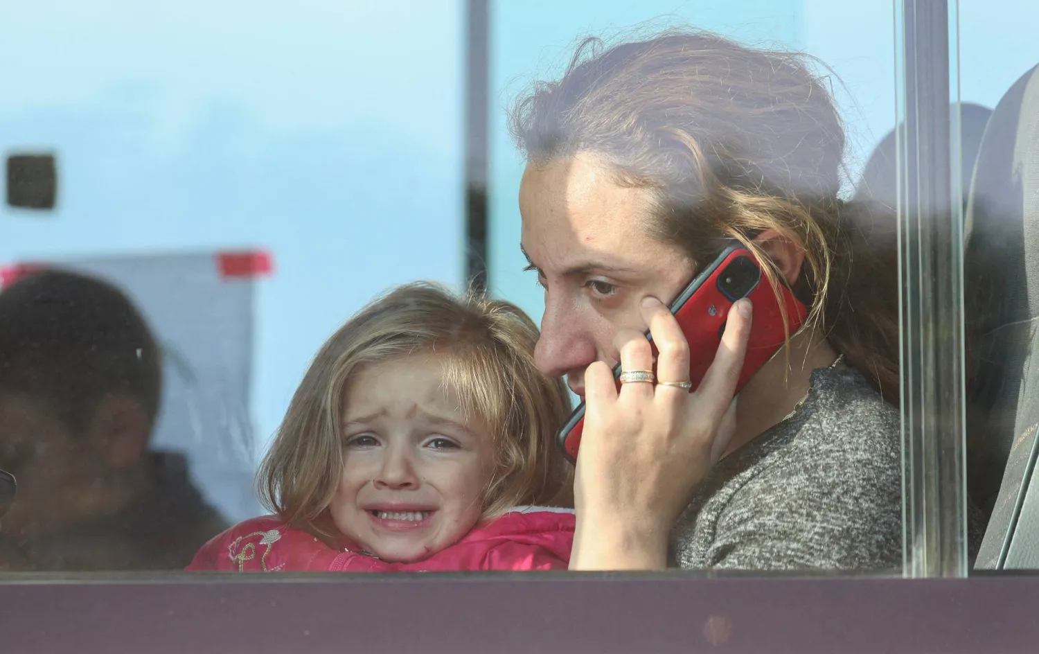 وصول أول مجموعة من اللاجئين الفارّين من ناغورنو كاراباخ لأرمينيا (رويترز)