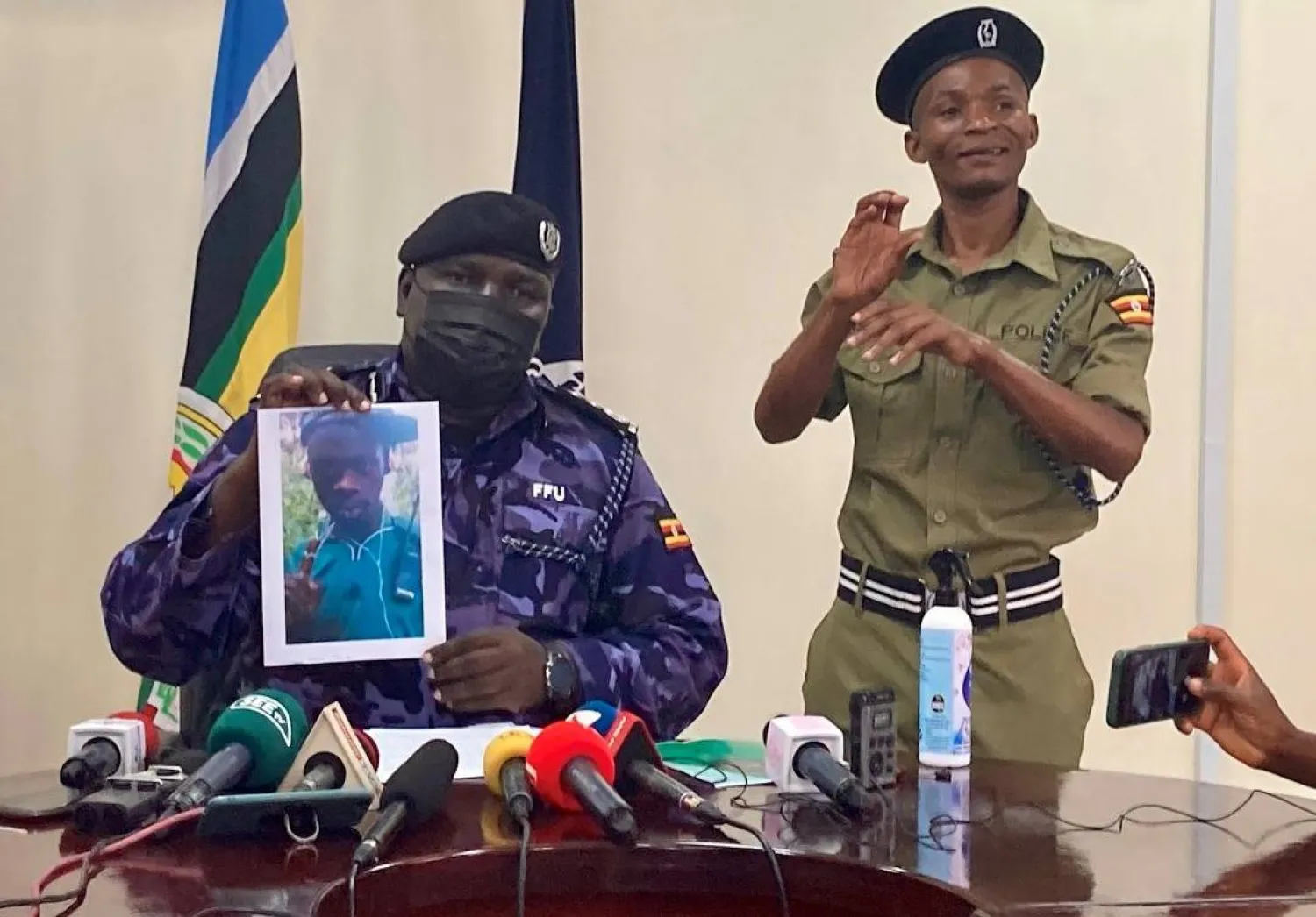 الشرطة الأوغندية تعرض صورة نكالوبو عام 2021 حين اتهمته بالتخطيط لهجمات في كامبالا (صحافة محلية)