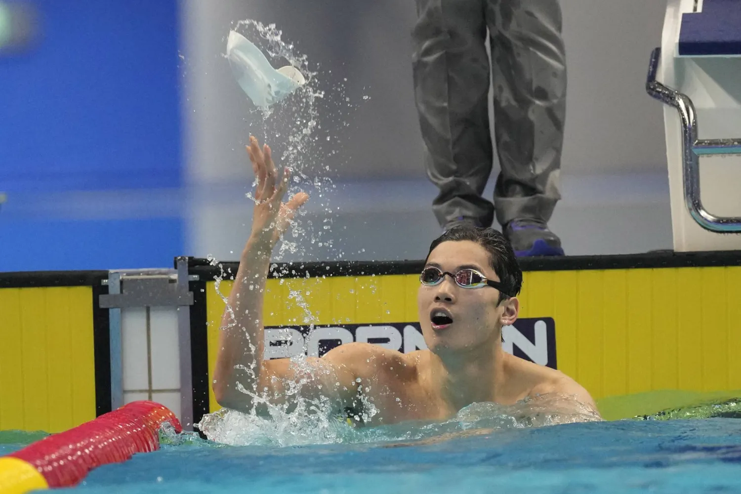 الصيني وانغ شون يحتفل بفوزه في نهائي السباحة الفردية المتنوعة لمسافة 200م (أ.ب)