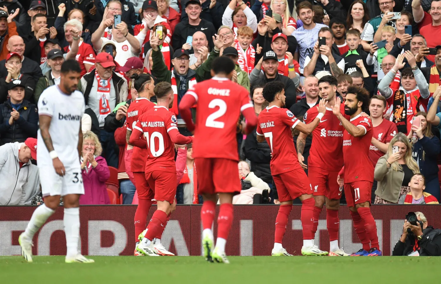 محمد صلاح يحتفل مع زملائه بتسجيل هدفه الأول في شباك ويست هام (رويترز)