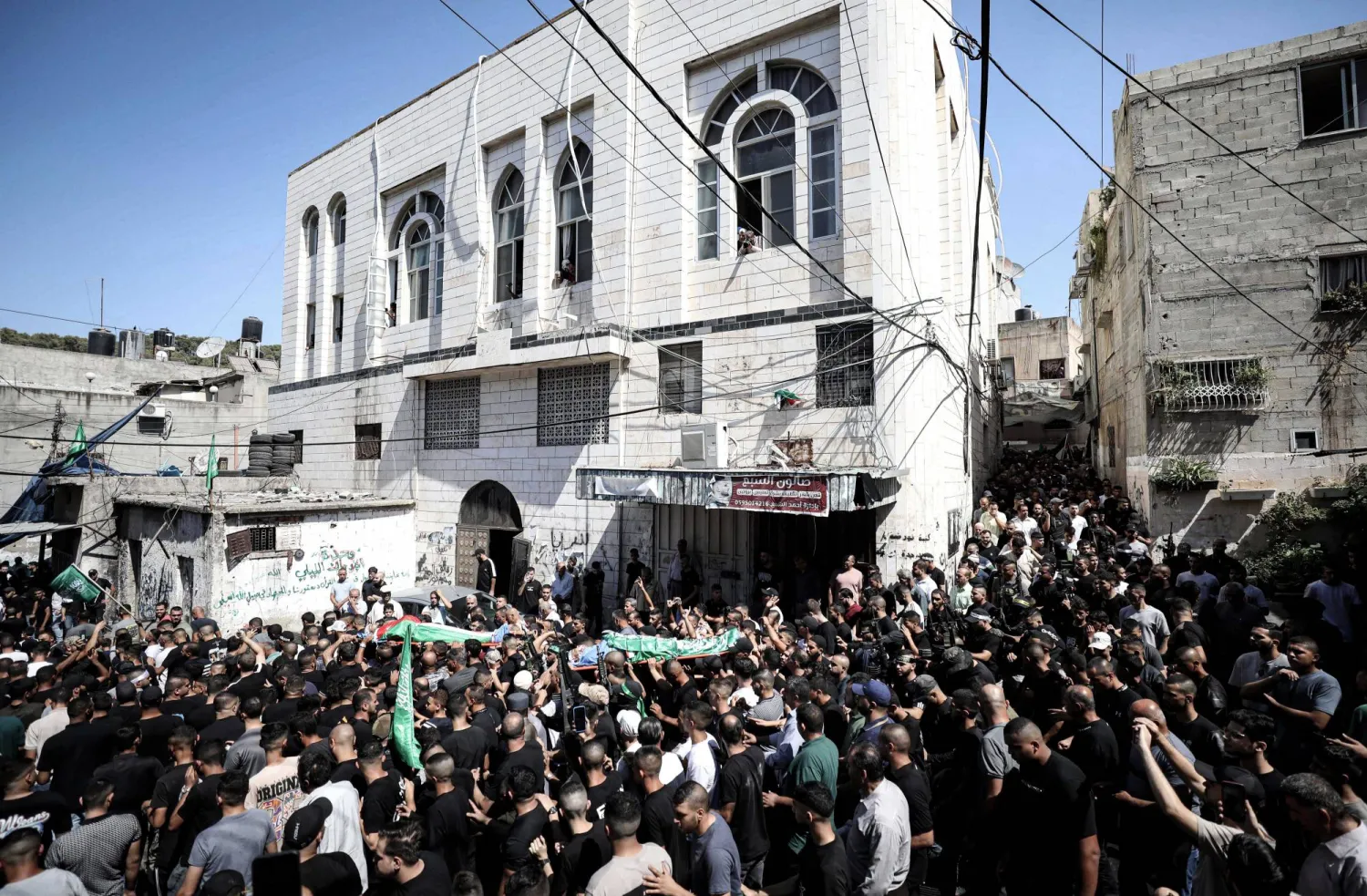 تشييع الفلسطينيين اللذين قُتلا برصاص الجيش الإسرائيلي في طولكرم (د.ب.أ)