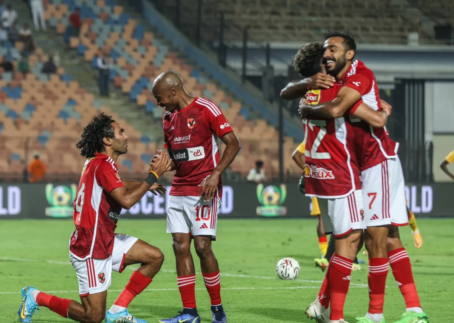 لاعبو الأهلي المصري يحتفلون بالانتصار الكبير على سان جورج الإثيوبي (نادي الأهلي)