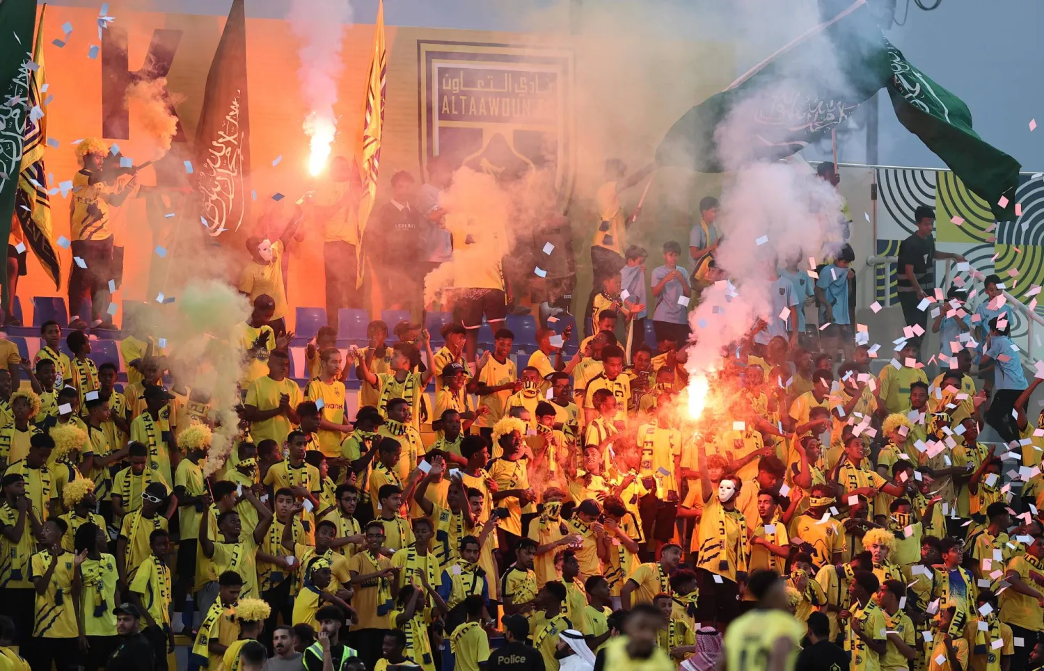 جماهير التعاون تساند فريقها في مباراته أمام القادسية (تصوير: سعد العنزي)