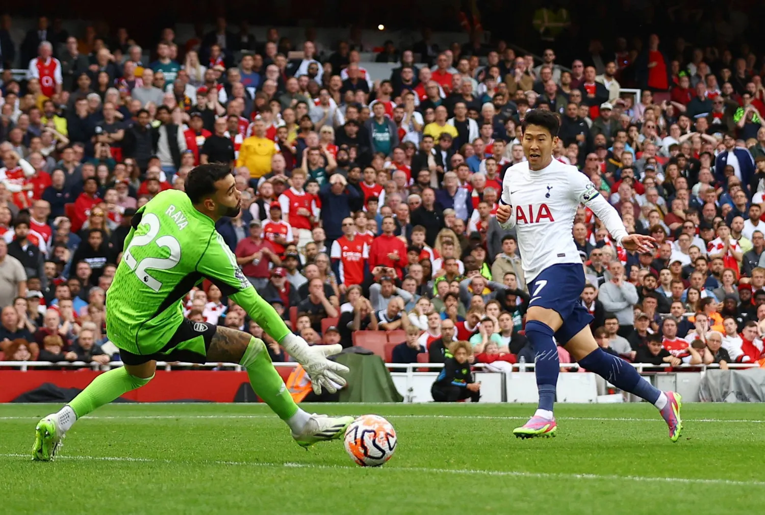 سون يسجل هدفه الثاني في مرمى أرسنال ليضمن لتوتنهام نقطة التعادل(رويترز)