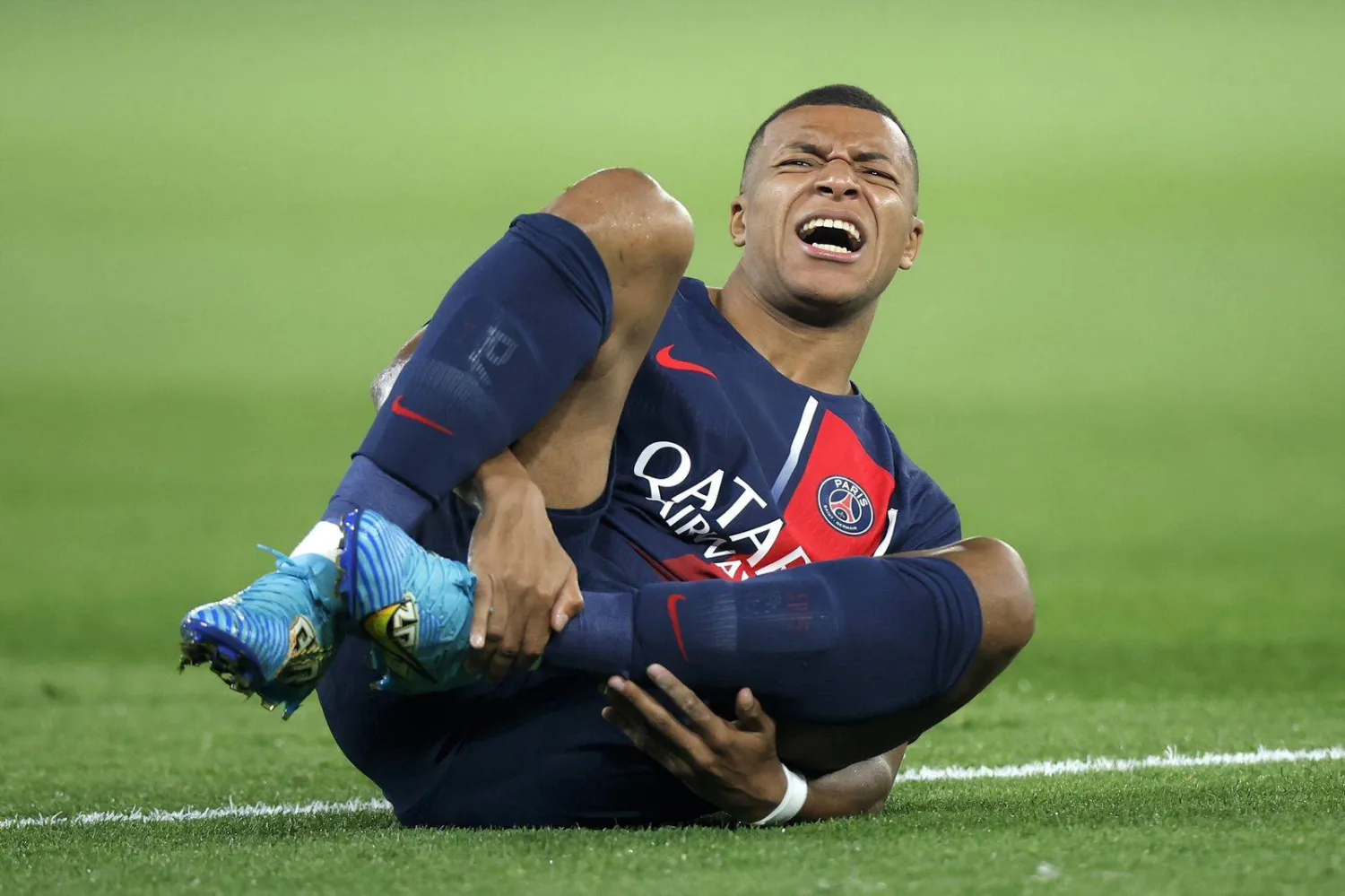 مبابي متأثراً بالإصابة خلال مواجهة مرسيليا (إ.ب.أ)