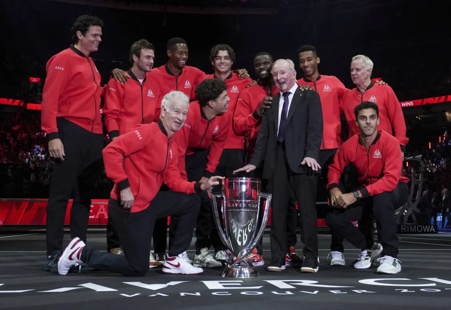 فريق العالم يحتفل بتتويجه باللقب (أ.ب)