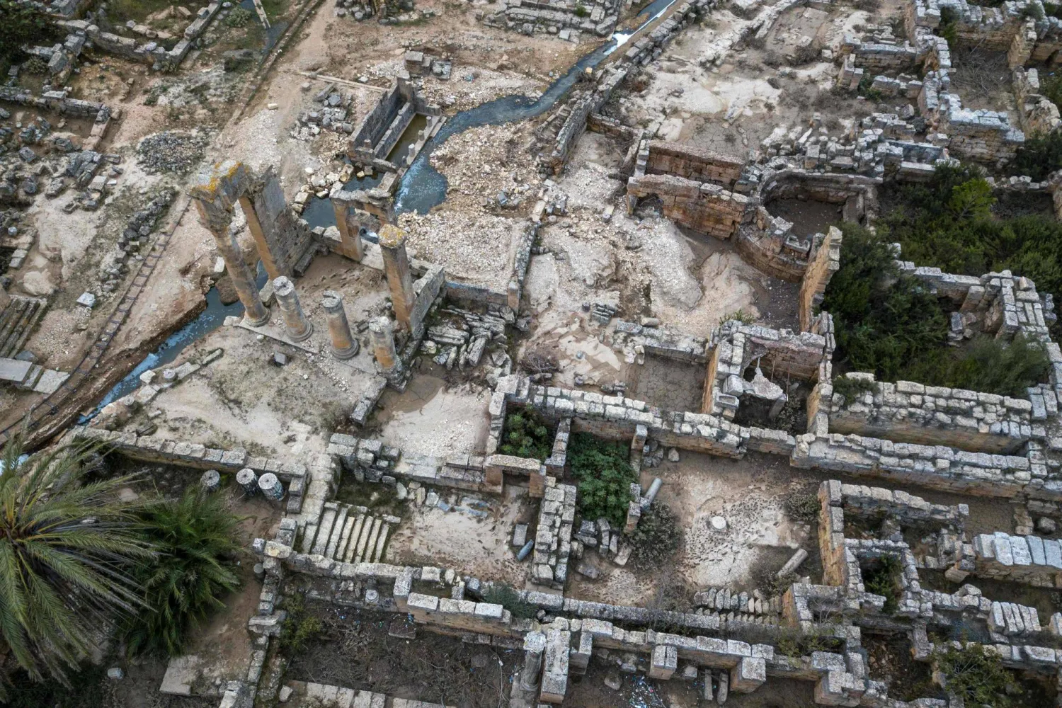 مشهد جوي يظهر سريان المياه في بقايا أحد المواقع التاريخية في مدينة درنة الليبية بعد كارثة الفيضان (أ.ف.ب)