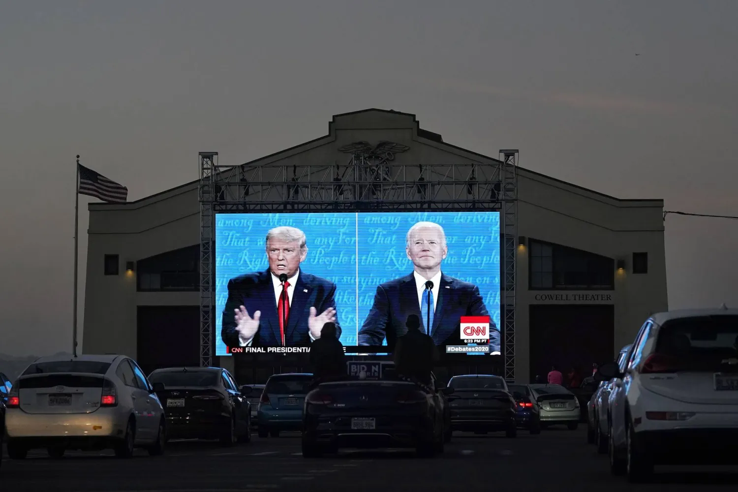 صورتا جو بايدن وسلفه دونالد ترمب على شاشة خلال المناظرة الرئاسية في 2020 (أ.ب)