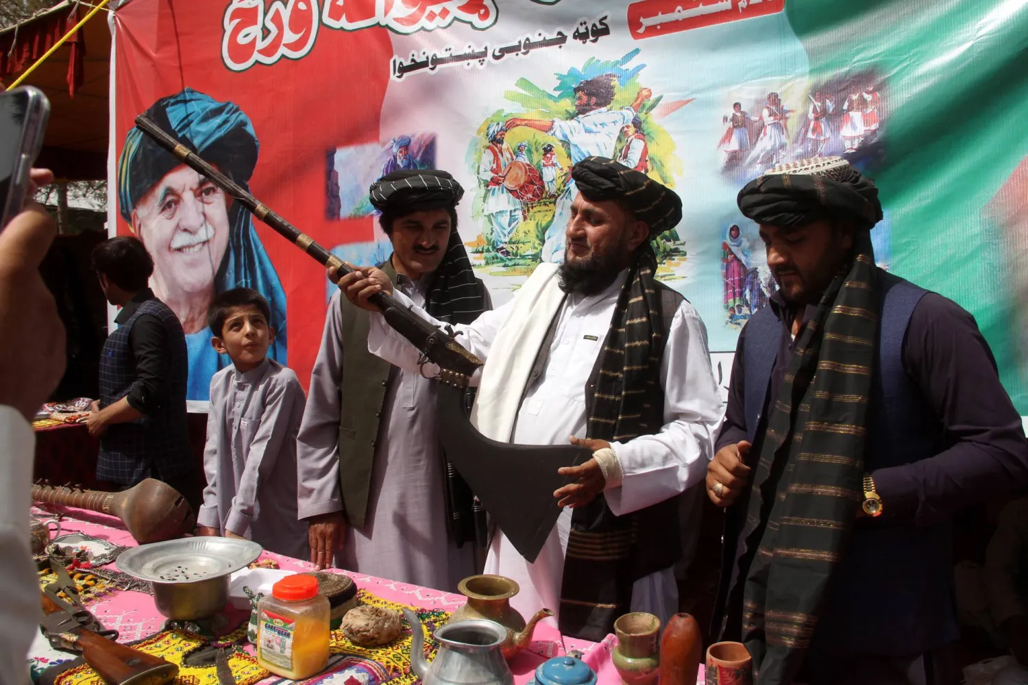 باكستانيون يرتدون ملابس البشتون التقليدية يحتفلون بيوم ثقافة البشتون في كويتا 23 سبتمبر 2023 (إ.ب.أ)