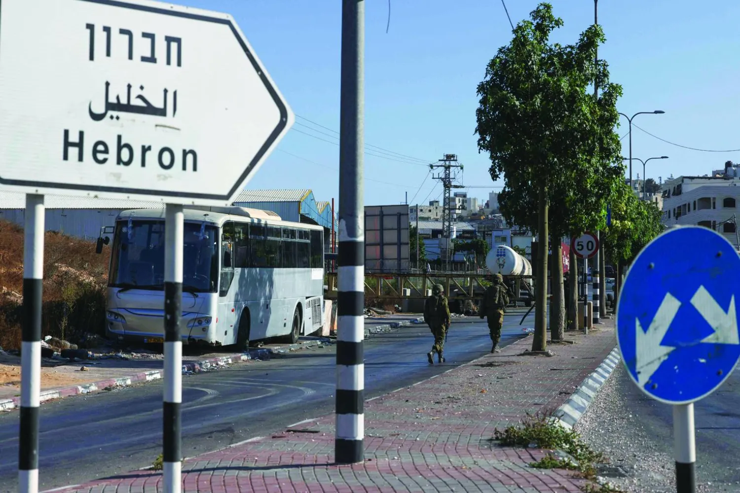 نقطة تفتيش عند المدخل الجنوبي المغلق لمدينة الخليل قرب مستوطنة «بيت حجاي» (أ.ف.ب)