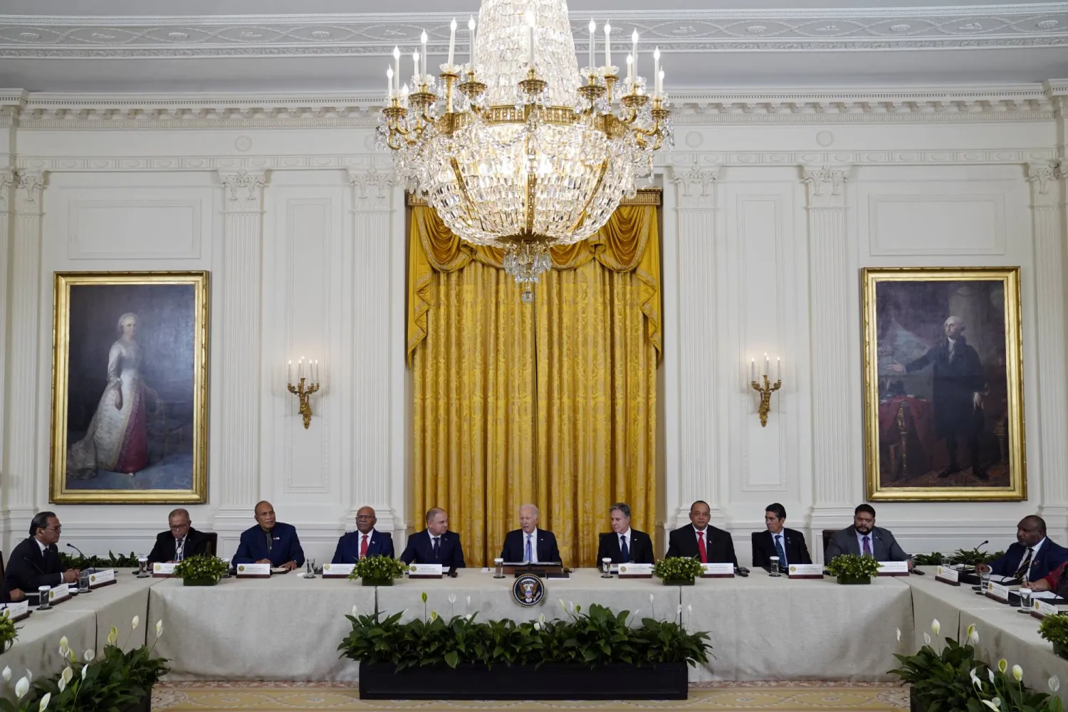 الرئيس الأميركي جو بايدن خلال اجتماعه مع القادة في منتدى «الولايات المتحدة والمحيط الهادي» بالبيت الأبيض الاثنين (أ.ب)