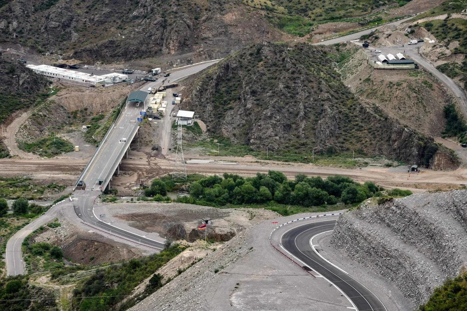 Dağlık Karabağ ile Ermenistan arasındaki tek kara bağlantısı (AFP)