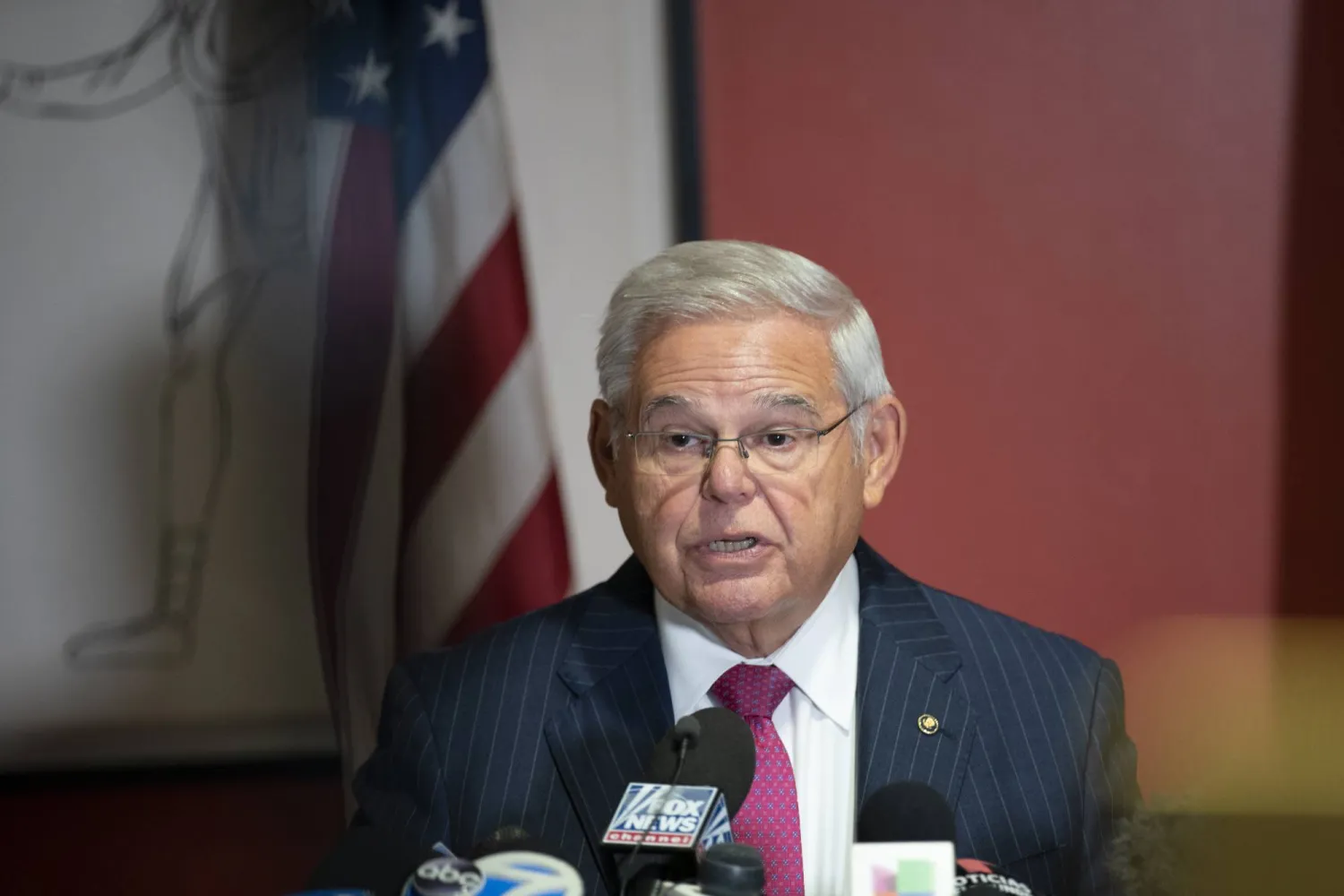 السيناتور الديمقراطي بوب مينينديز (إ.ب.أ)