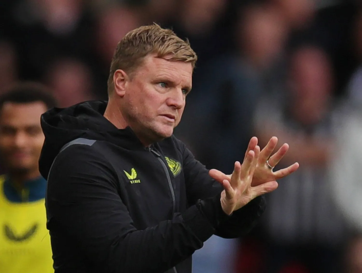 إيدي هاو قال إن بارنز قد يغيب لفترة طويلة بسبب إصابته (رويترز)