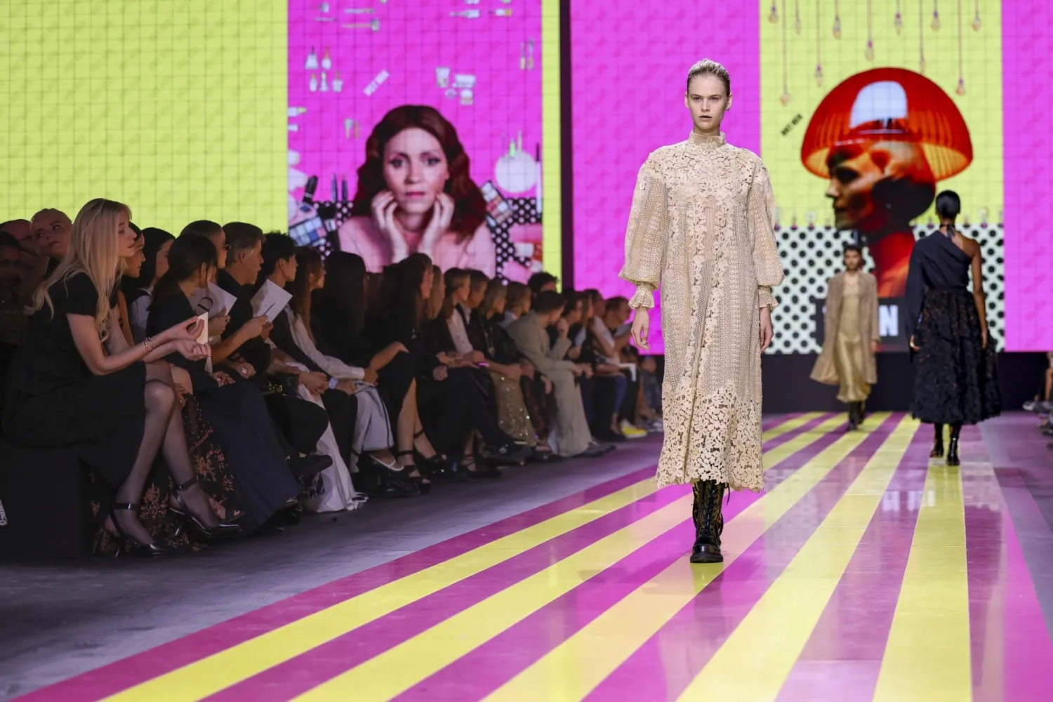 عارضة أزياء ترتدي زياً لمجموعة أزياء كريستيان ديور في باريس (أ.ب)