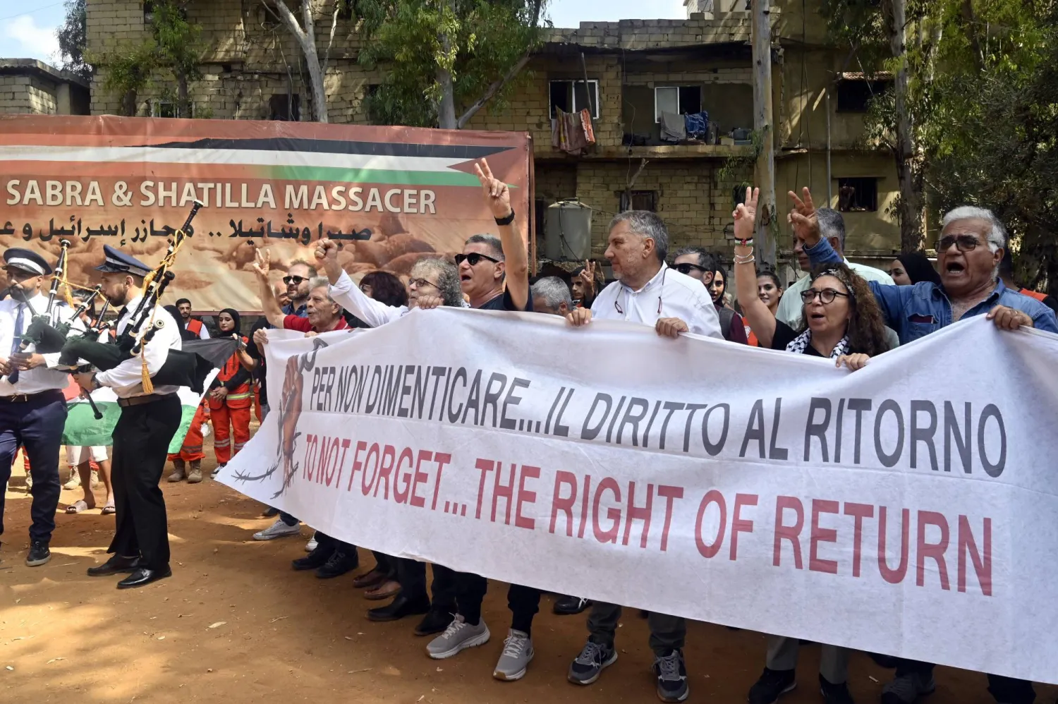 مسيرة في 22 سبتمبر الحالي لإحياء ذكرى مجزرة «صبرا وشاتيلا» في بيروت عام 1982... مخيم صبرا كان بالأمس مسرح جريمة اعتداء على طفلة تبلغ 14 عاماً (إ.ب.أ)