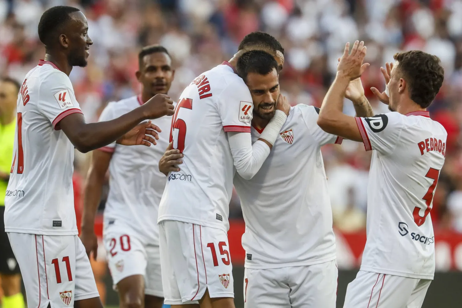 سوسو لاعب وسط إشبيلية يحتفل مع زملائه بتسجيل الهدف الثالث في شباك ألميريا (إ.ب.أ)