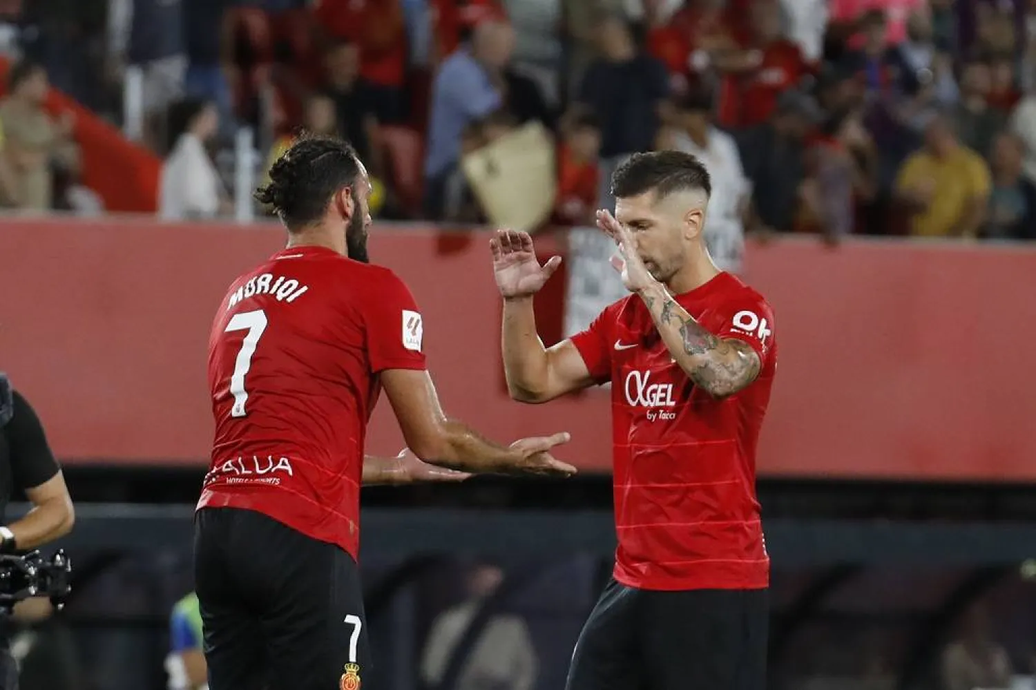  Mallorca's players react at the end of the Spanish La Liga soccer match between Mallorca and Barcelona at the Son Moix stadium in Palma de Mallorca, Spain, Tuesday, Sept. 26, 2023. (AP)