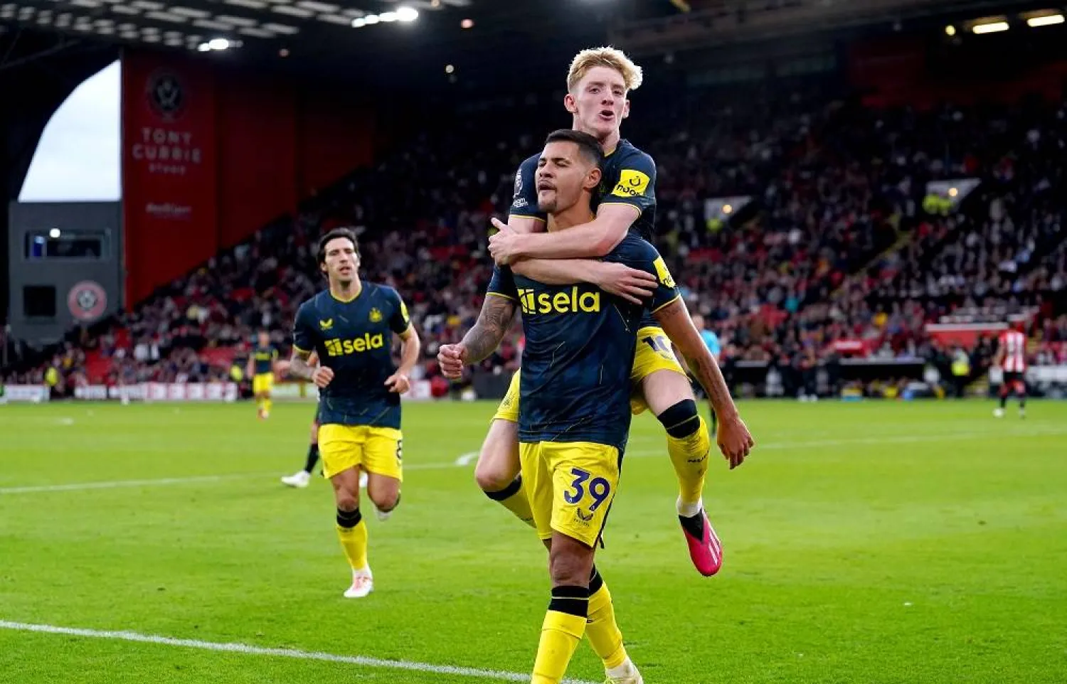 24 September 2023, United Kingdom, Sheffield: Newcastle United's Bruno Guimaraes celebrates with team-mate Anthony Gordon after scoring his side's seventh goal during the English Premier League match between Sheffield United and Newcastle United at Bramall Lane. (dpa) 