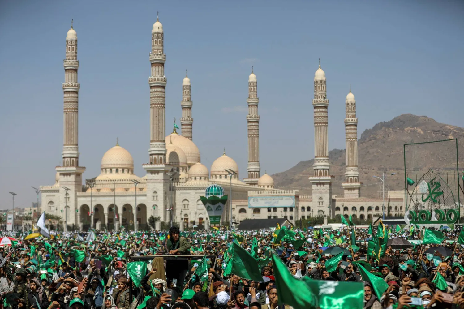 كثف الحوثيون جهدهم منذ اجتياح صنعاء لتغيير هوية المجتمع اليمني (رويترز)