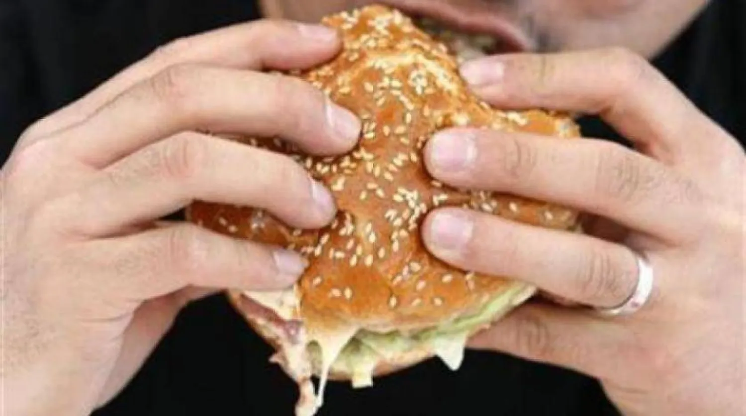 تناول بعض الأطعمة يمكن أن يساهم في زيادة خطر الإصابة بالاكتئاب (رويترز)