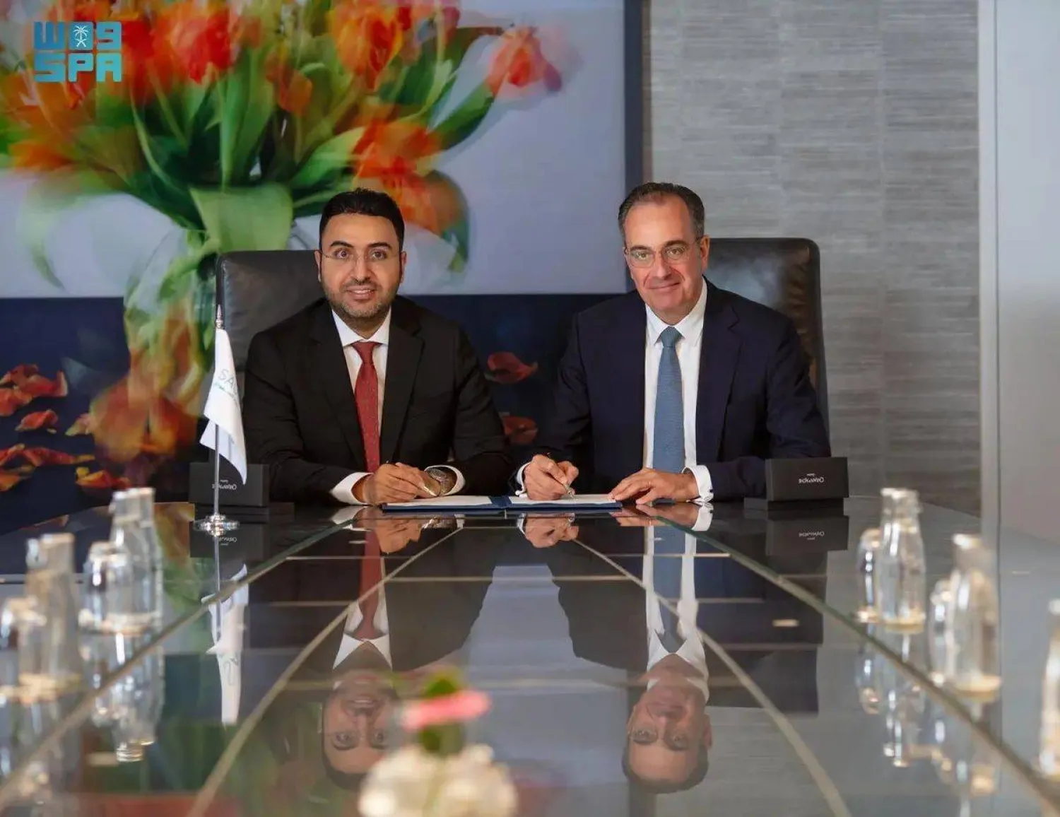 جانب من توقيع الاتفاقية بين بنك التصدير والاستيراد السعودي وشركة «ترافيجورا» (الشرق الأوسط)