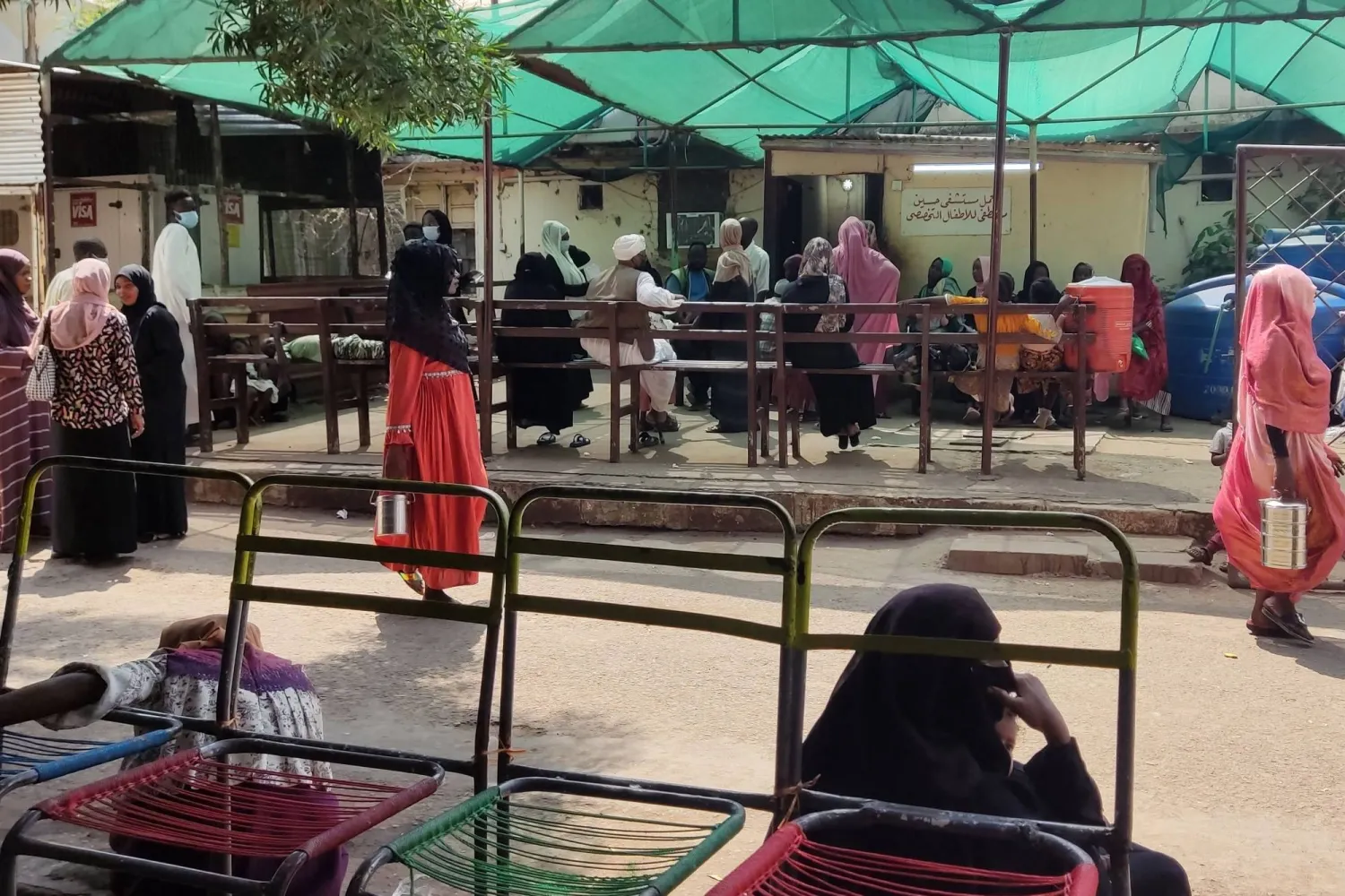 مواطنون في انتظار العلاج بمستشفى في ولاية القضارف بالسودان (أ.ف.ب)