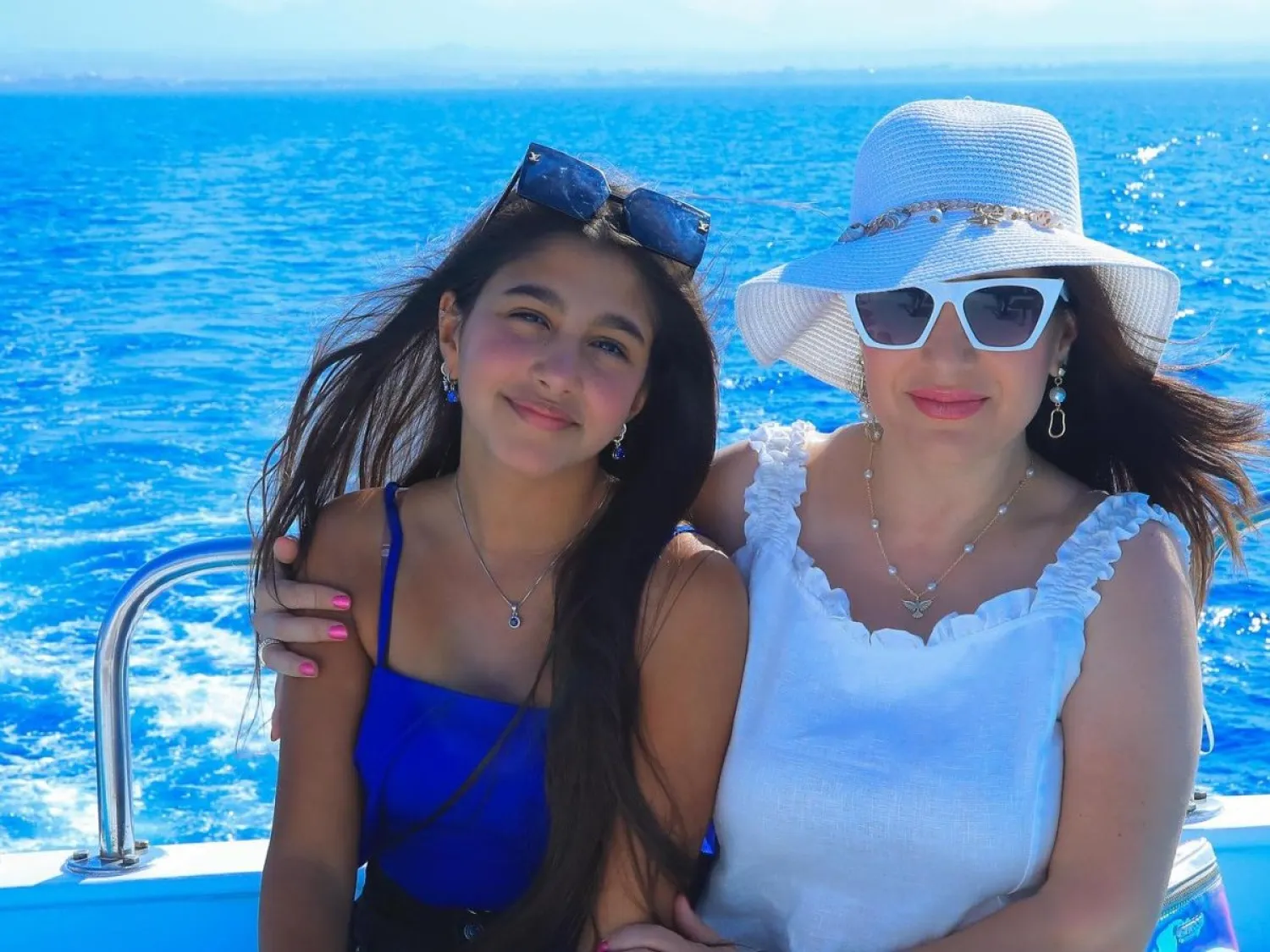 ميرنا وليد مع ابنتها بالغردقة  (إدارة مهرجان الغردقة السينمائي)