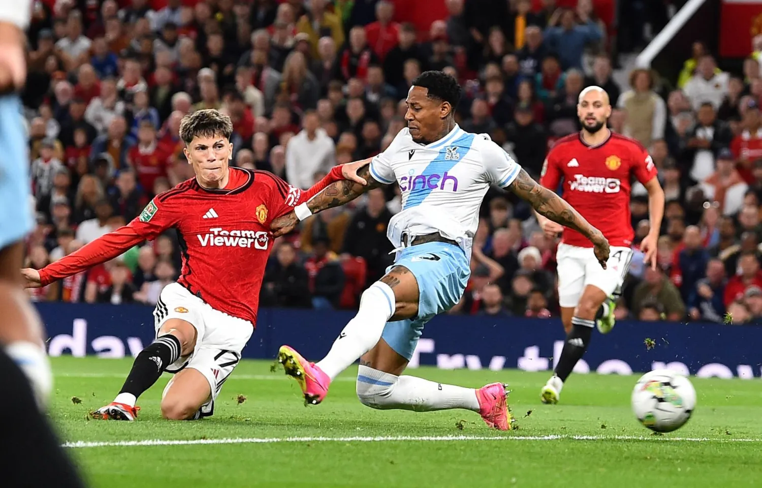 غارناتشو خريج اكاديمية يونايتد يسجل هدف فريقه الاول في مرمى كريستال بالاس (رويترز)