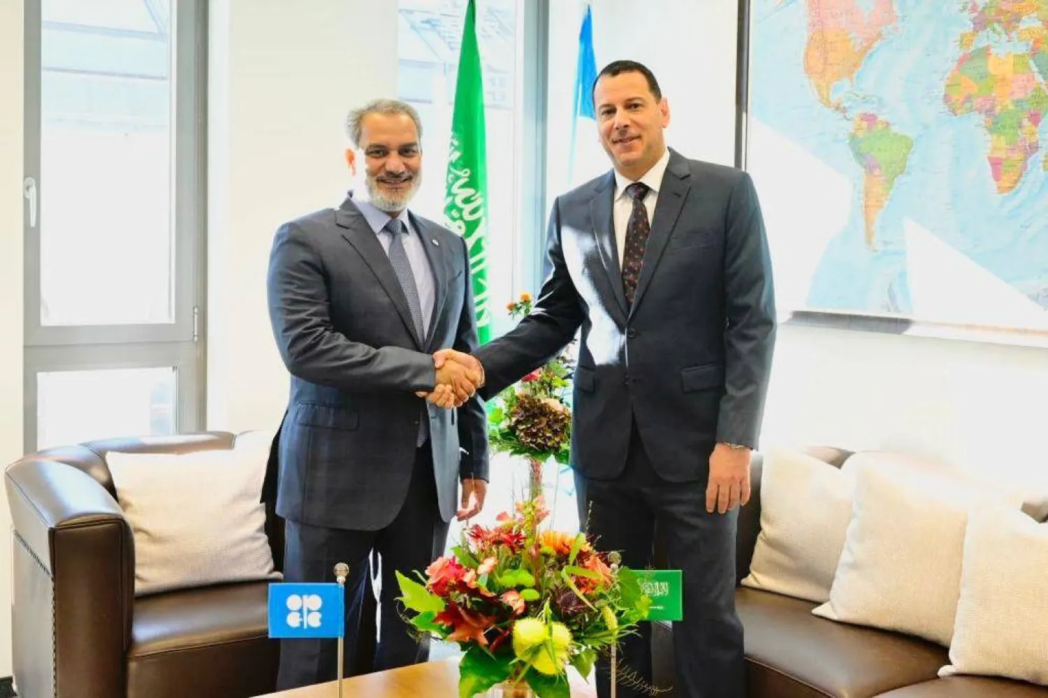 الغيص أثناء استقباله عبد الله بن خالد طوله السفير السعودي المعين حديثاً لدى النمسا والممثل الدائم للمملكة لدى المنظمات الدولية في فيينا