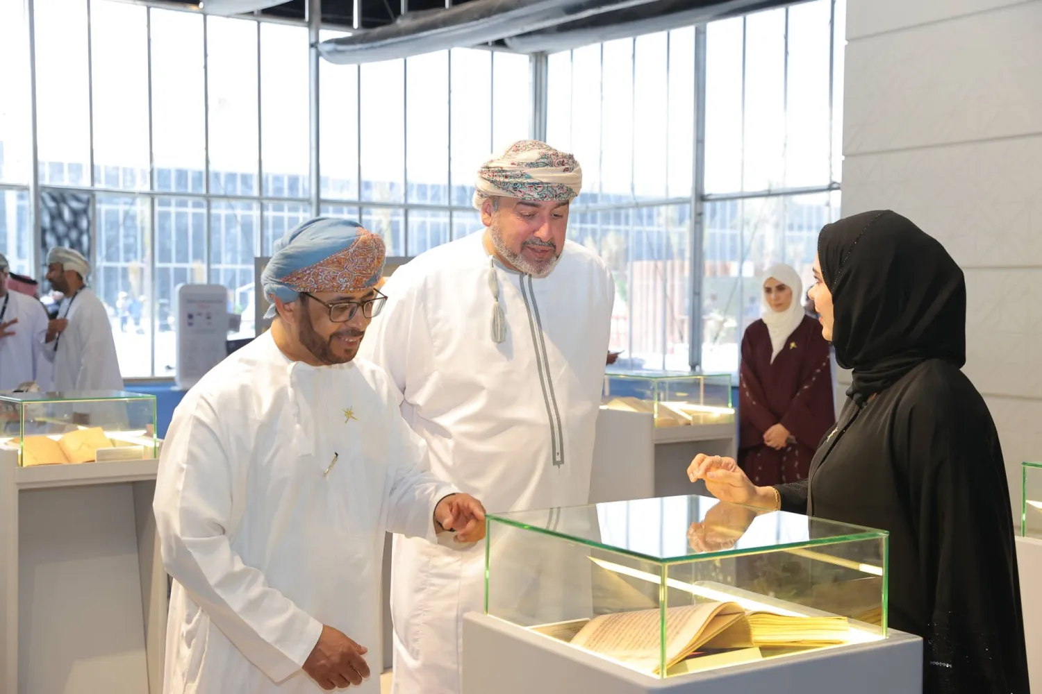 سعيد بن سلطان بن يعرب البوسعيدي وكيل وزارة الثقافة في الجناح العماني يتفقد جناح السلطنة (الشرق الأوسط)