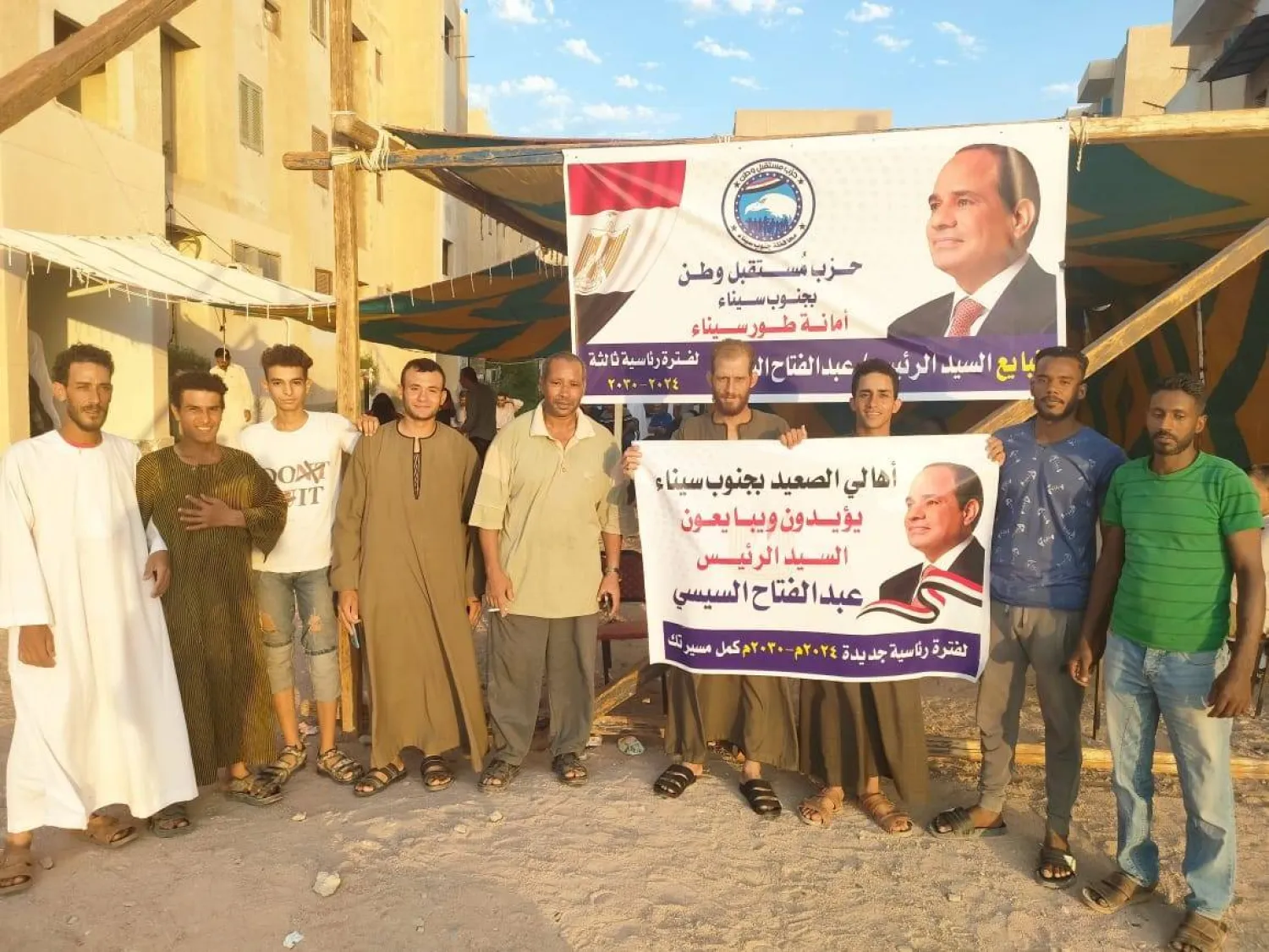 مواطنون يوثقون توكيلات لتأييد ترشح الرئيس الحالي عبد الفتاح السيسي (حزب مستقبل وطن)