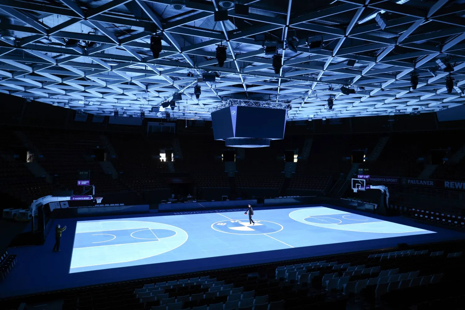 ملعب ميونيخ ذو الأرضية الزجاجية (إ.ب.أ)