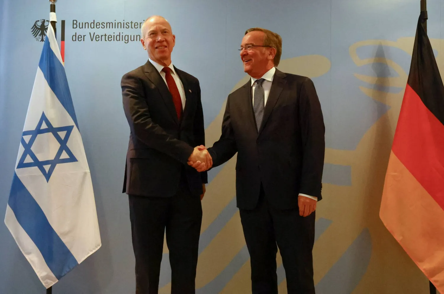 وزيرا الدفاع الألماني بوريس بيستوريوس والإسرائيلي يواف غالانت يتصافحان في برلين قبيل التوقيع على صفقة السلاح الخميس (رويترز)