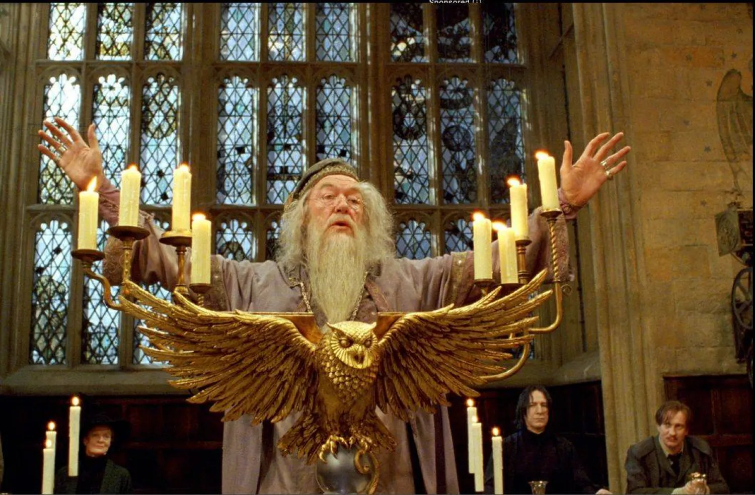 اشتهر مايكل غامبون عالمياً بدور الساحر ألباس دمبلدور في أفلام «هاري بوتر» (وارنر بروذرز)