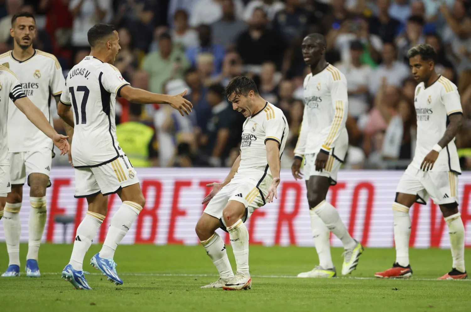 إبراهيم دياز نجم ريال مدريد يحتفل مع زملائه بهز شباك لاس بالماس (رويترز)