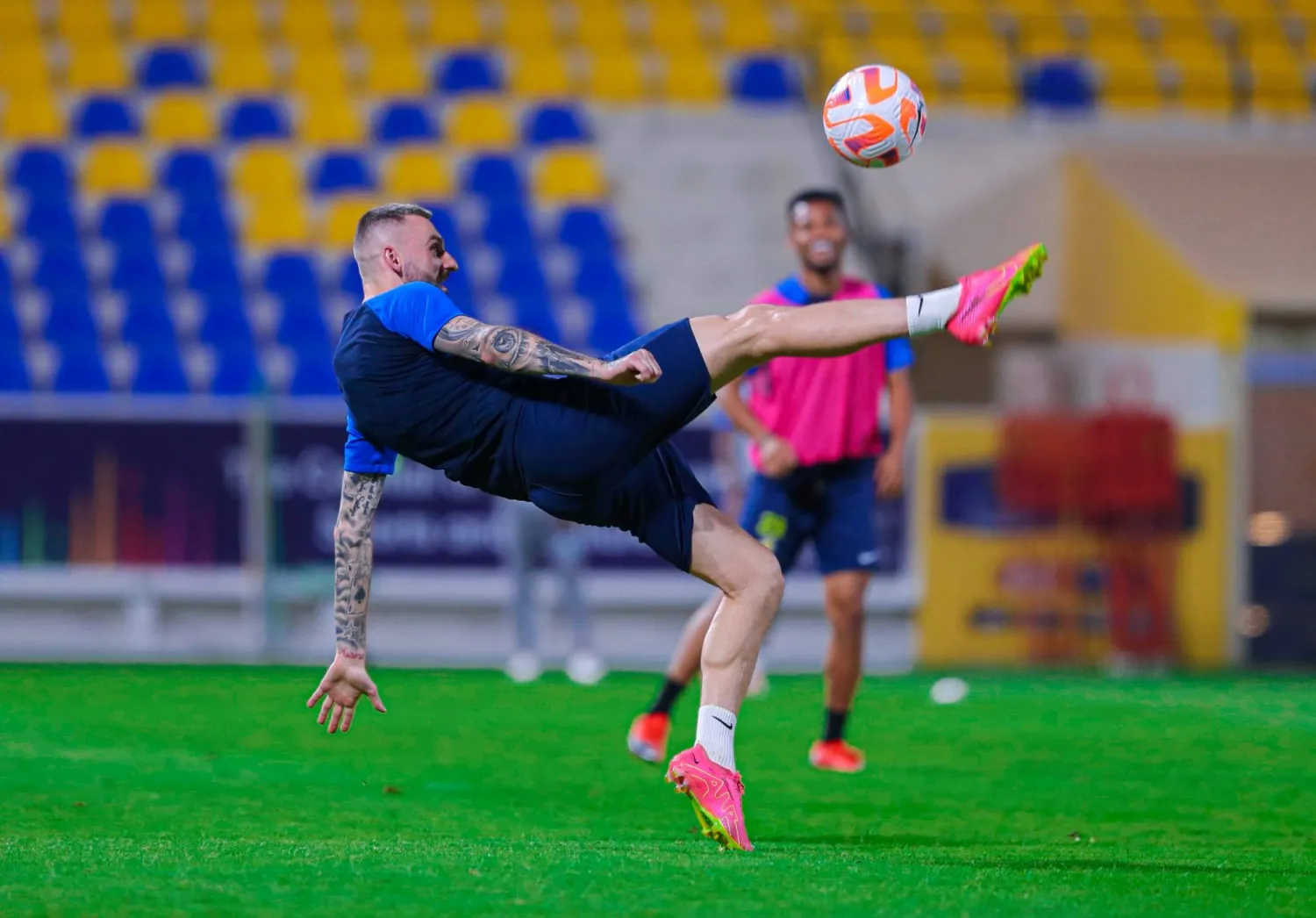 بروزوفيتش يسدد كرة أكروباتية خلال تدريبات النصر (نادي النصر)