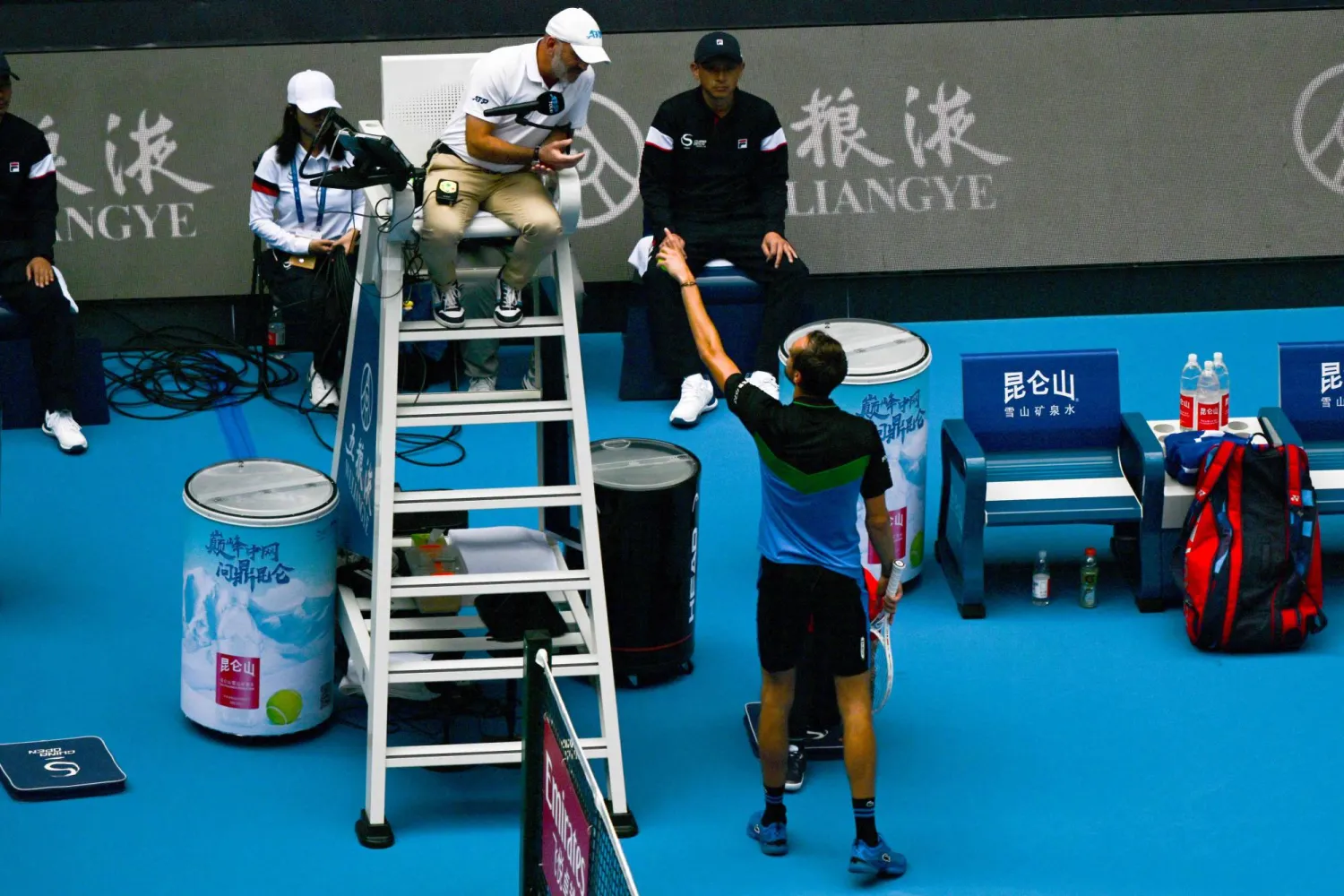 مدفيديف يتحدث مع حكم المباراة التي حسمها لصالحه (أ.ف.ب)