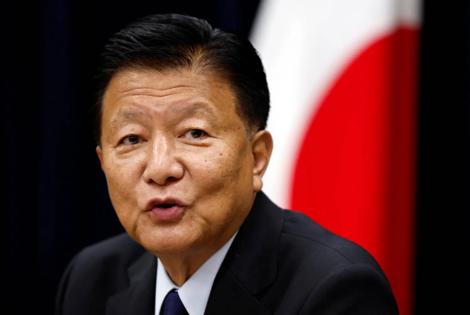 وزير الاقتصاد الياباني يوشيتاكا شيندو في مؤتمر صحافي بالعاصمة طوكيو صباح الجمعة (رويترز)