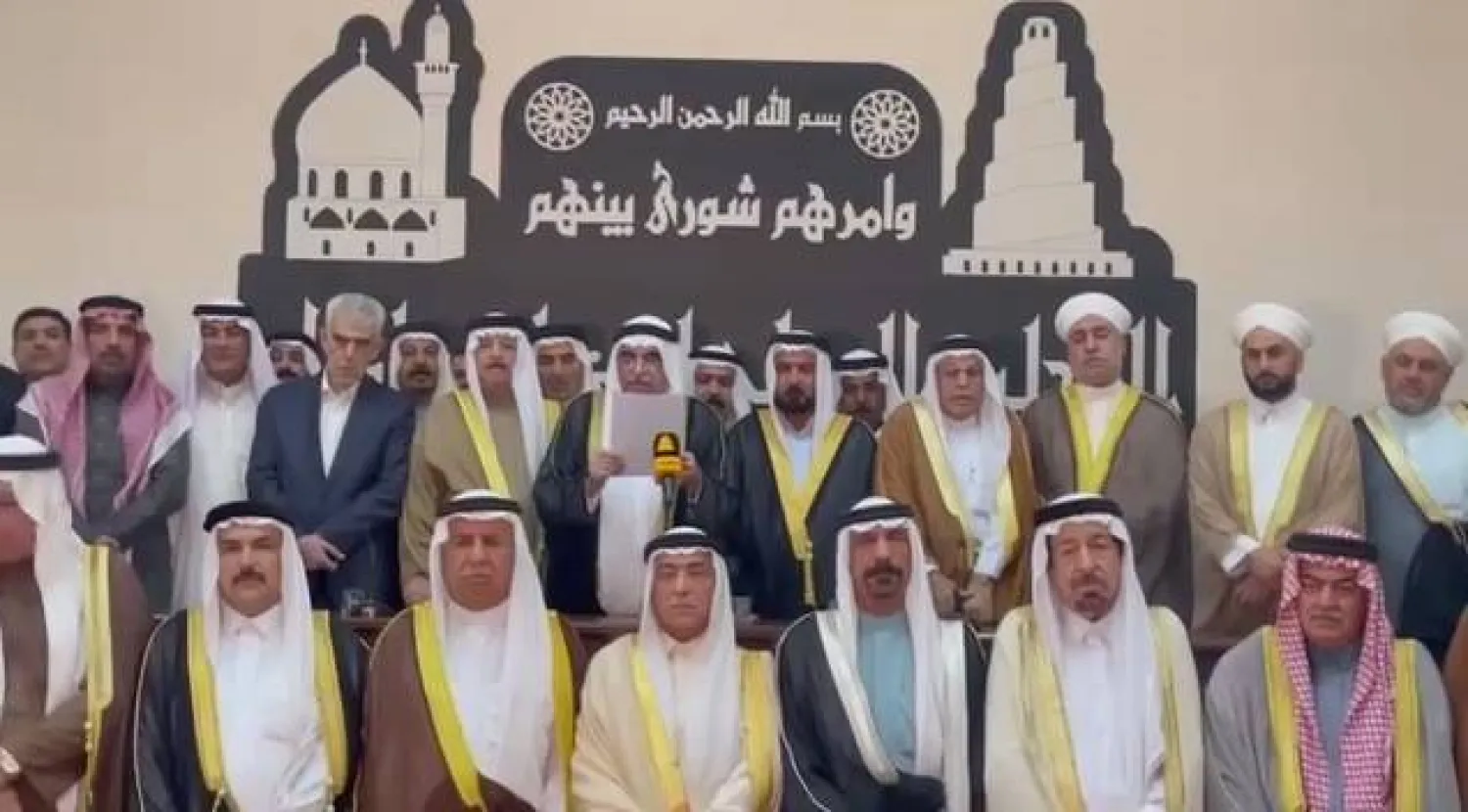 صورة من فيديو متداول لوجهاء سامراء أثناء قراءة بيان يناشد الحكومة وقف مصادرة أراضٍ في المدينة