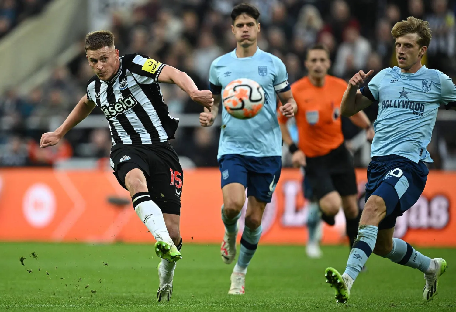 بارنز لاعب نيوكاسل يونايتد خلال مشاركته في مواجهة برينتفورد (أ.ف.ب)