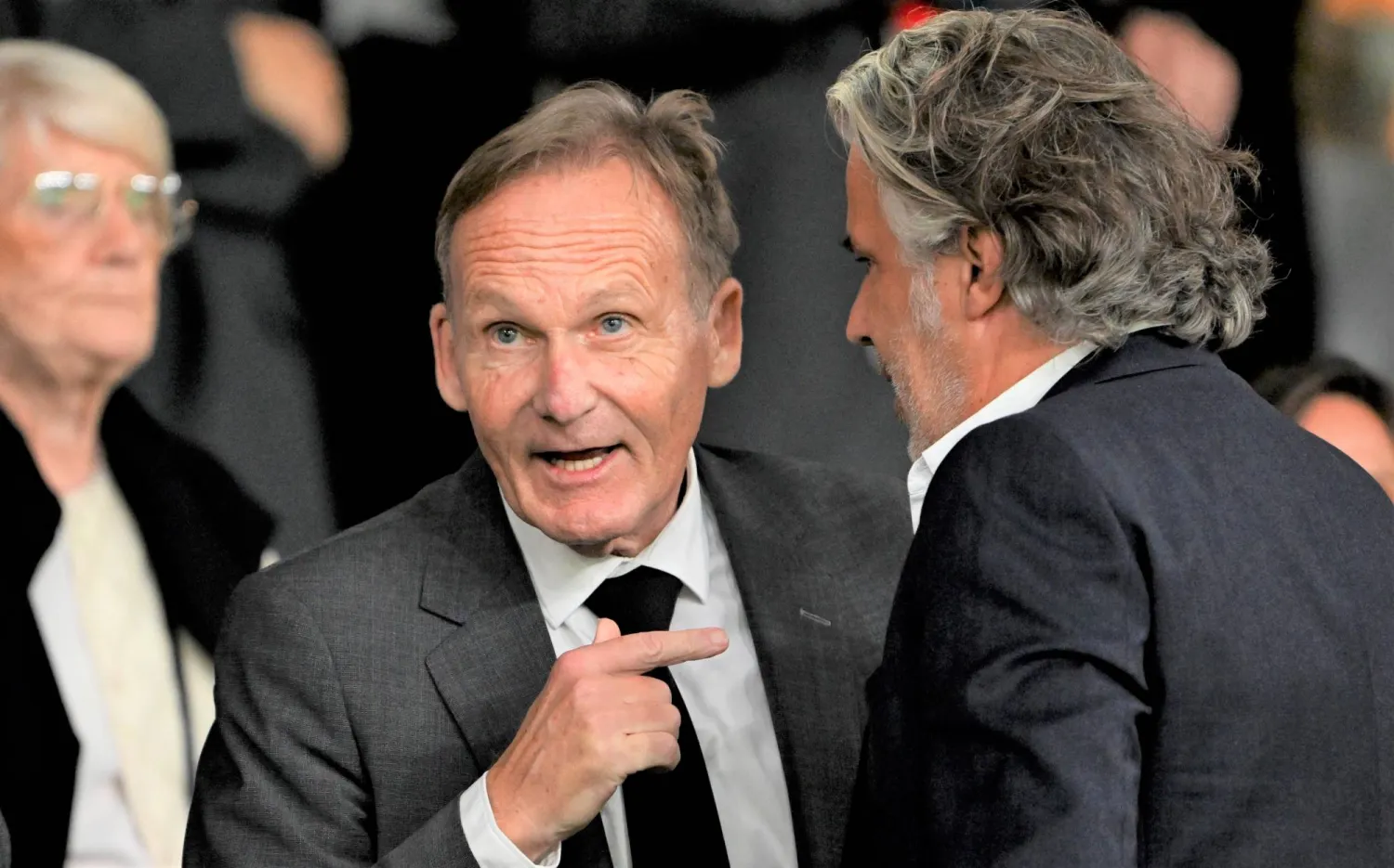 الألماني هانز فاتسكه دافع عن قرار «يويفا» بإعادة منتخبات الناشئين الروسية إلى البطولات الدولية (د.ب.أ)