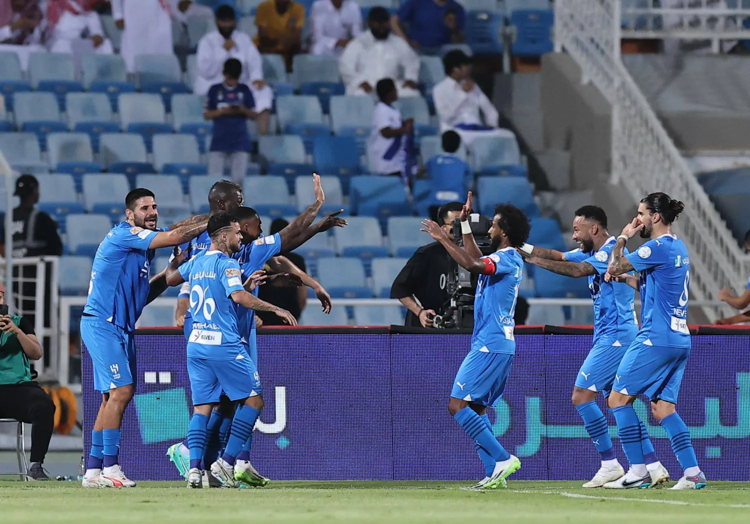 فرحة هلالية بعد الهدف الثاني (تصوير: سعد العنزي)