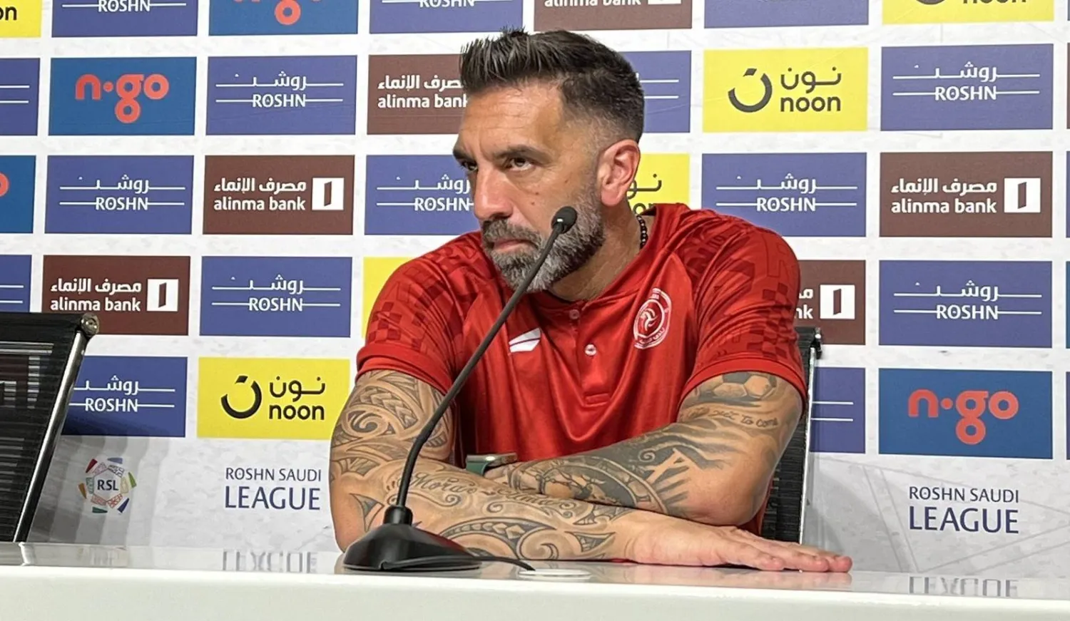 خوان بروان في المؤتمر الصحافي بعد مباراة «الشباب» و«الهلال» (الشرق الأوسط)