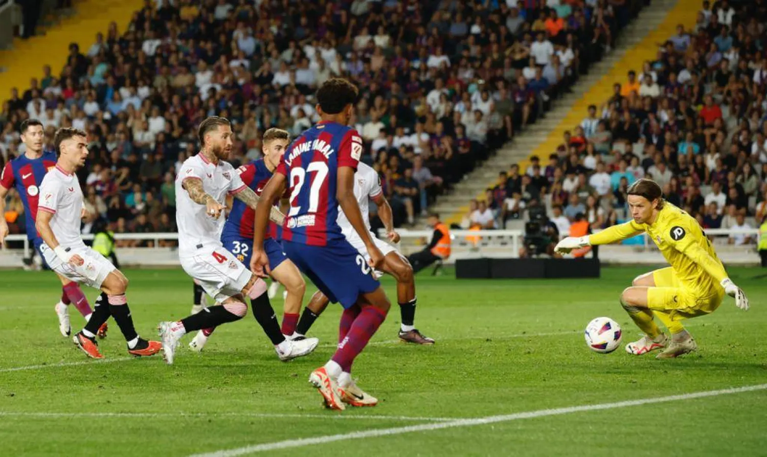 خطأ دفاعي من راموس أهدى الفريق الكاتالوني نقاط المباراة (رويترز)
