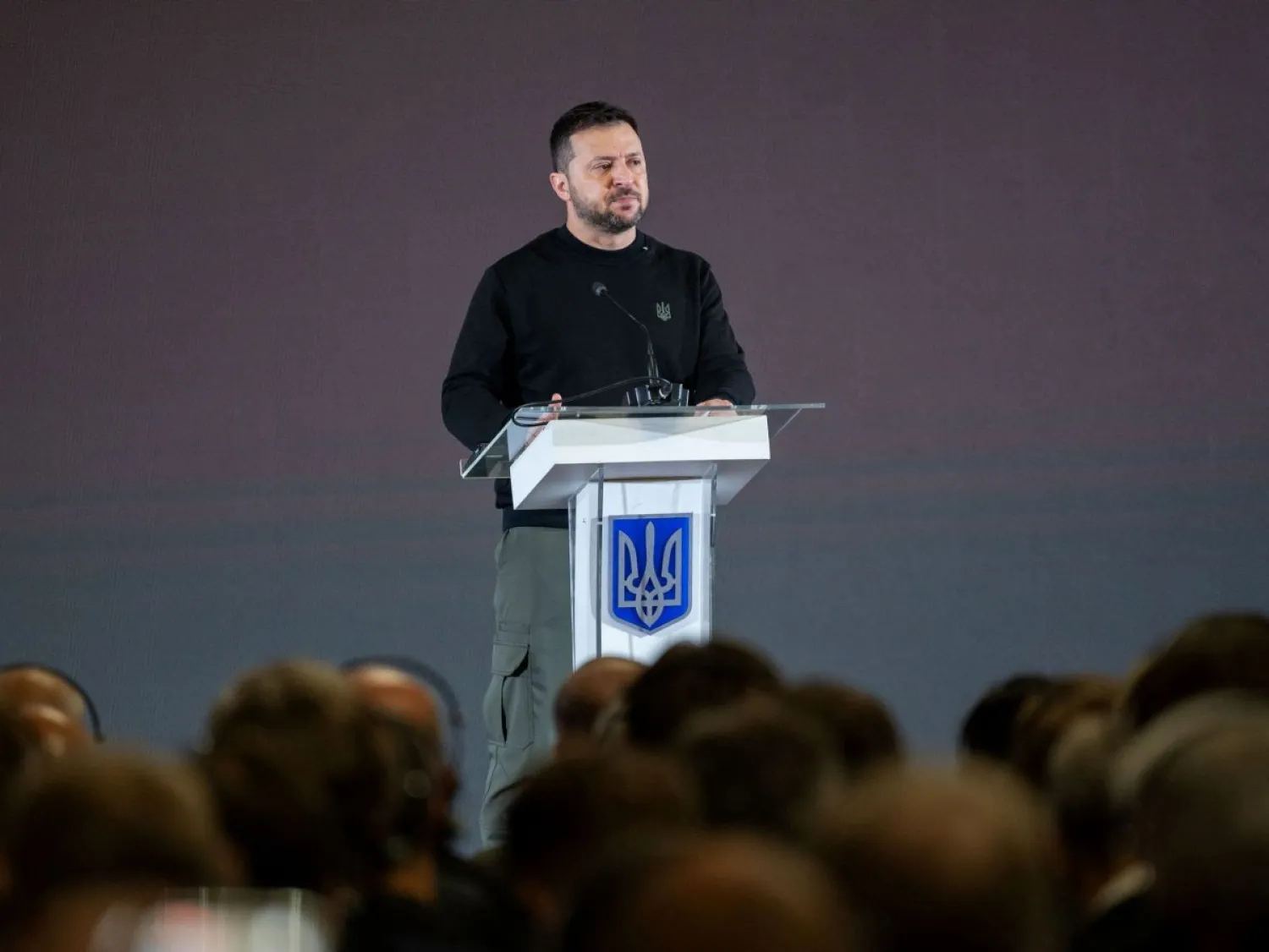 الرئيس الأوكراني فولوديمير زيلينسكي يتحدث في النسخة الأولى من منتدى الصناعات العسكرية الدولية في كييف (أ.ف.ب)